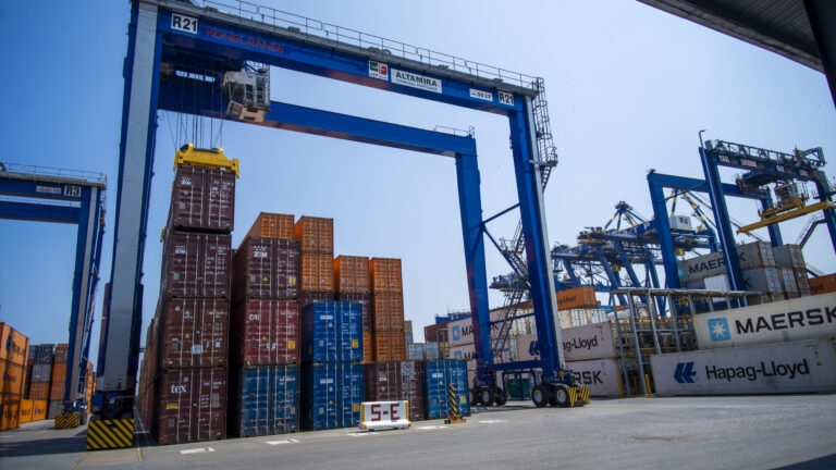 Grúa de patio moviendo contenedores en la terminal de Altamira