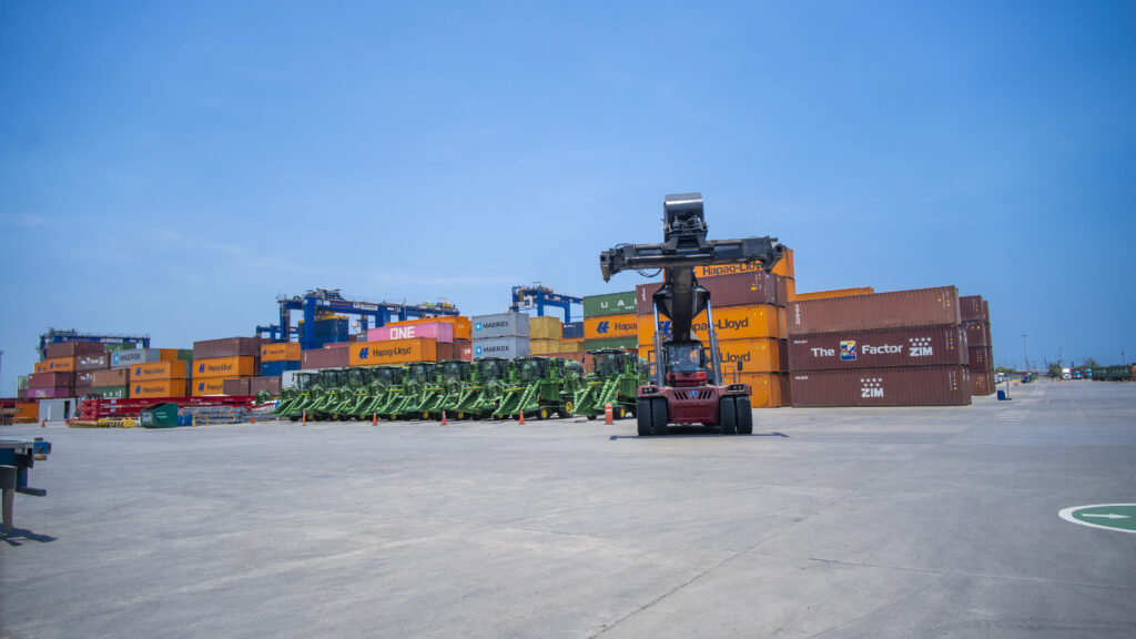 Montacargas de contenedores en el patio de Altamira Terminal Portuaria